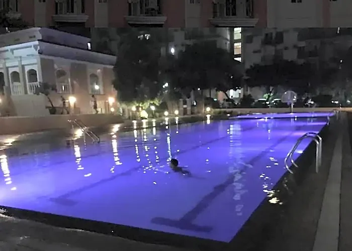 호텔 Chateau Elysee A2 Near Airport,wifi Netflix Kitchen