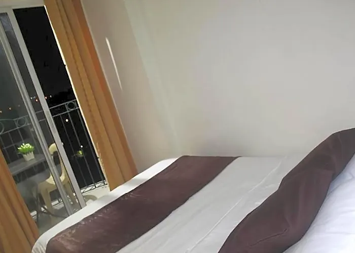 호텔 Chateau Elysee A2 Near Airport,wifi Netflix Kitchen